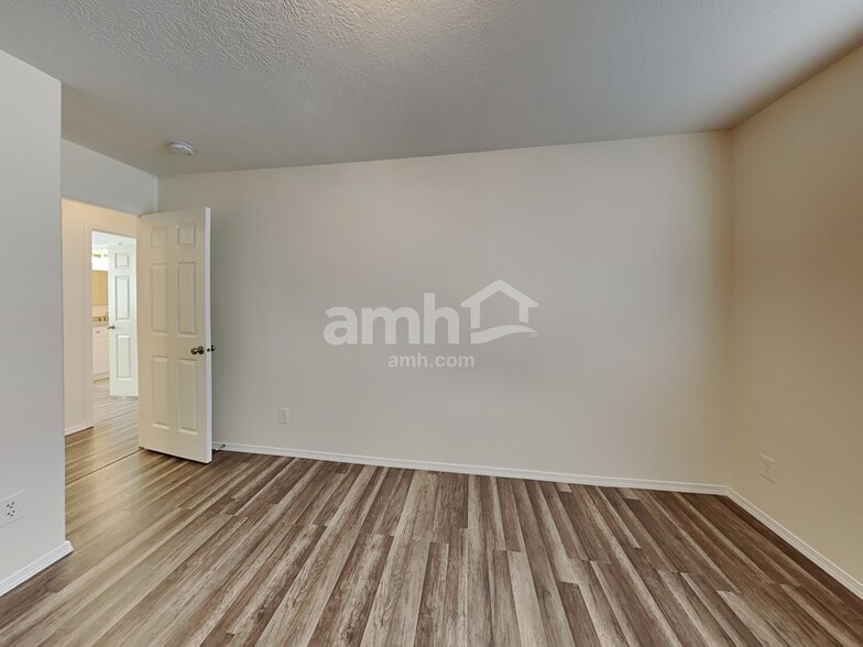 Building Photo - 16605 Sadie Ave