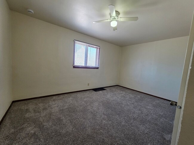 Building Photo - 1952 Roosevelt Ave