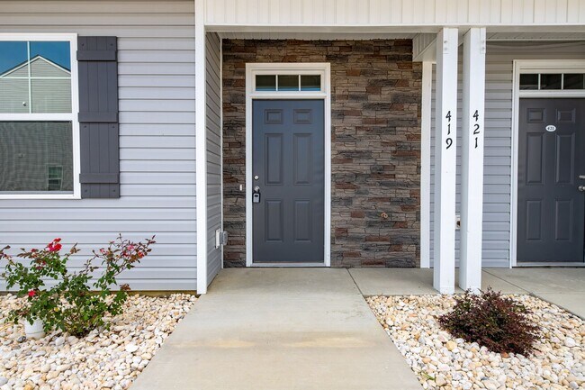 Building Photo - Move In Special! 3 Bedroom Townhome each w...