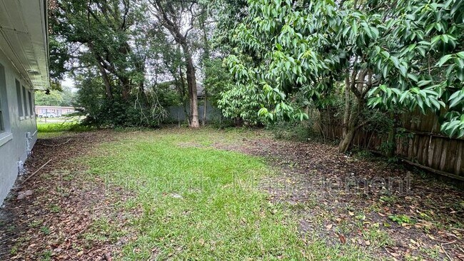 Building Photo - 804 La Marche Dr