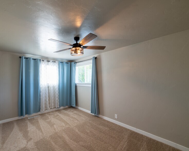 Building Photo - 4940 S Marianna Dr