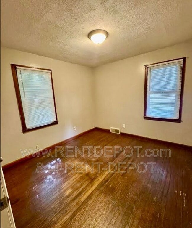 Building Photo - 715 E Riverside Dr