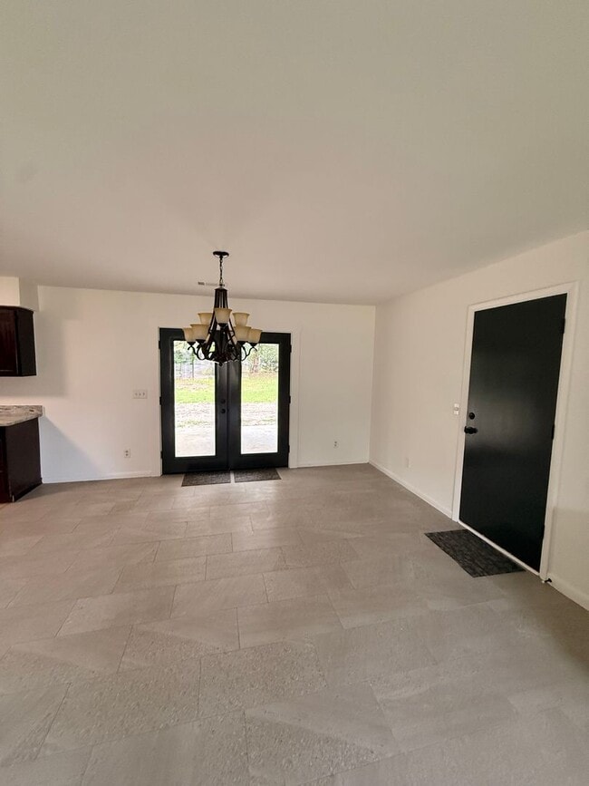 Building Photo - Prime Beaufort Location – 3BR/2BA | No HOA | Fenced Yard