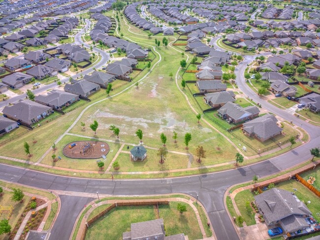 Building Photo - Charming Home in Edmond + Edmond Schools