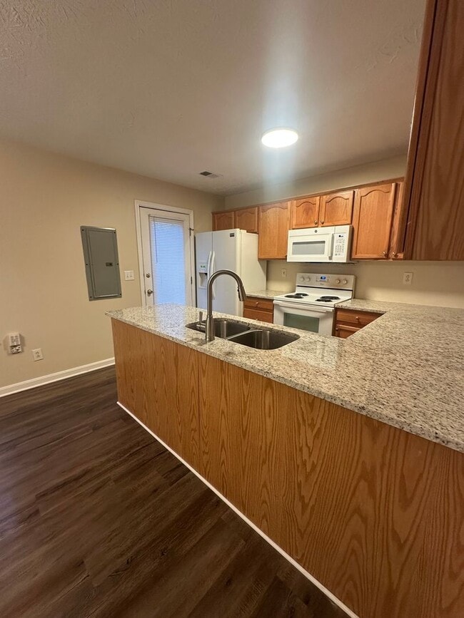 Building Photo - 2 bedroom 2.5 bath townhouse