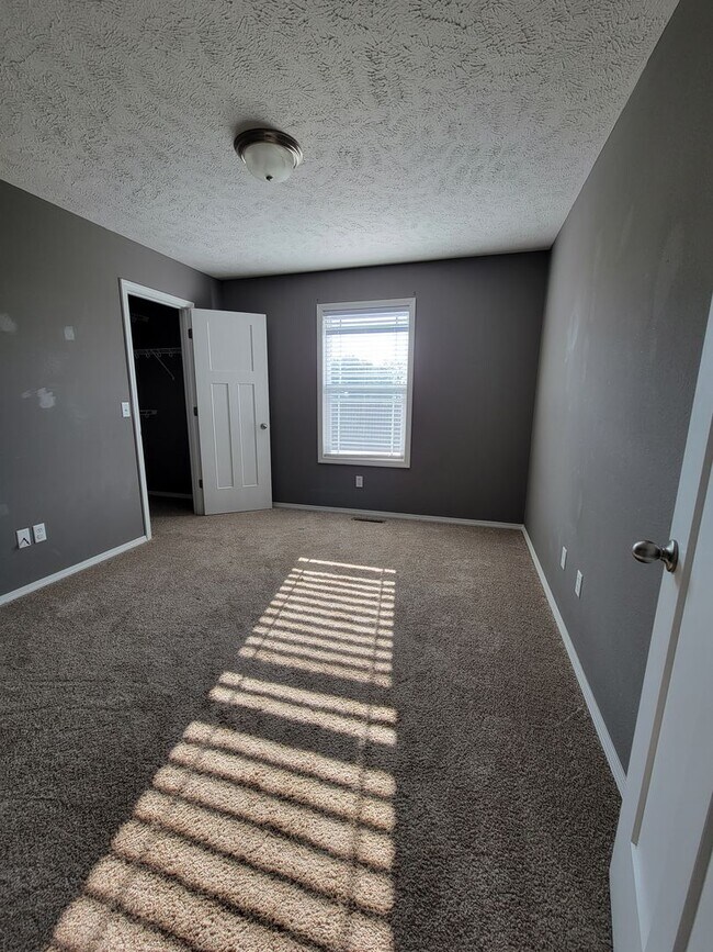 Building Photo - Beautiful & Spacious 3 Bedroom, 2 Bathroom...