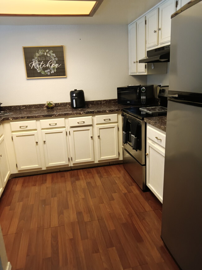 Building Photo - 1800 Club House Dr