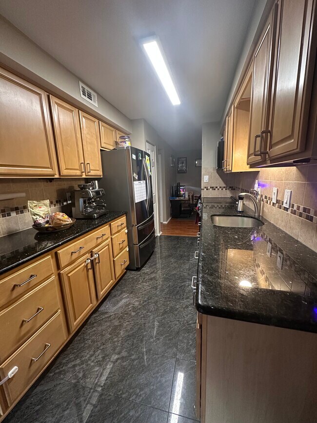 Building Photo - 423 Christopher Ave