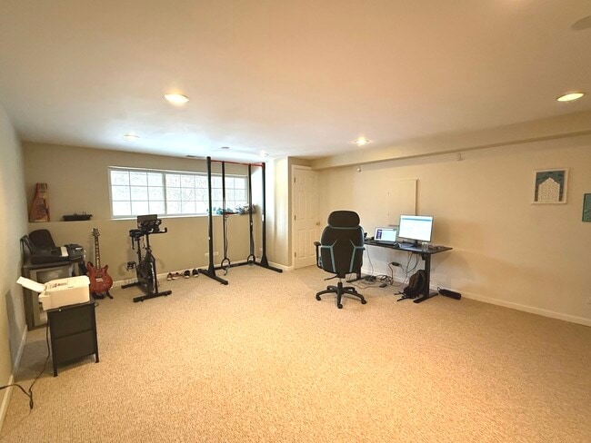 Building Photo - 2481 Oneida Ln