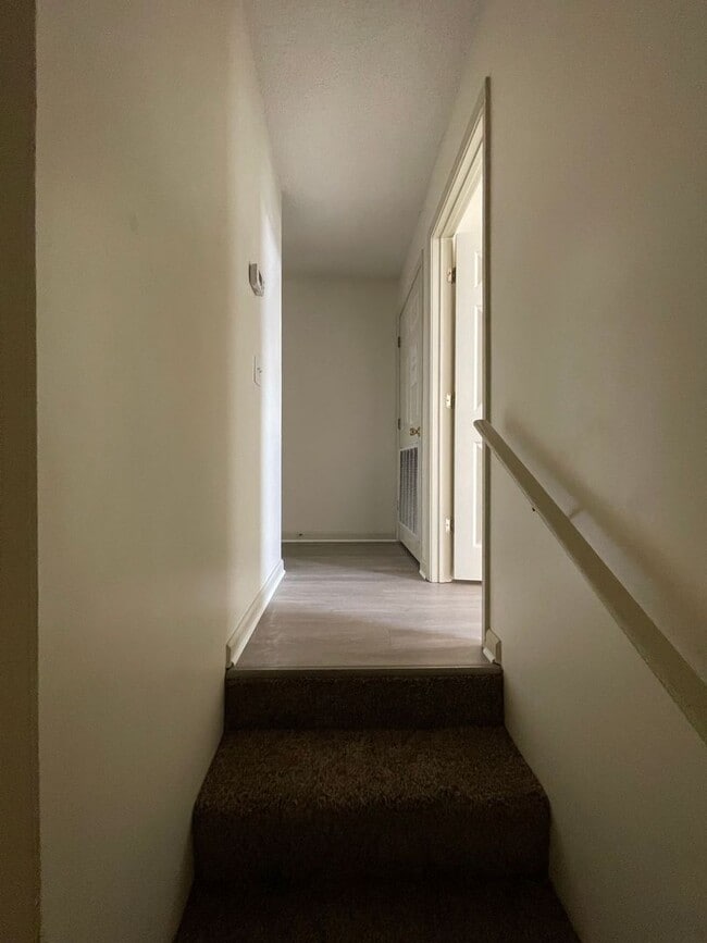 Building Photo - Quail Hollow - Beautiful Interior!