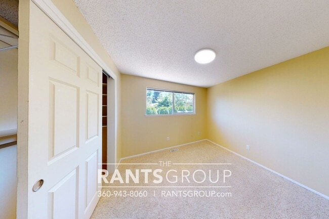 Building Photo - Recently updated 3-bed, 2-bath Rambler in Lacey!