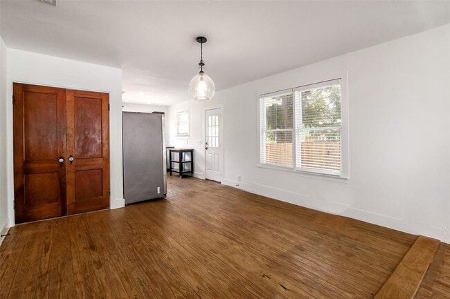 Building Photo - 917 W 4th St