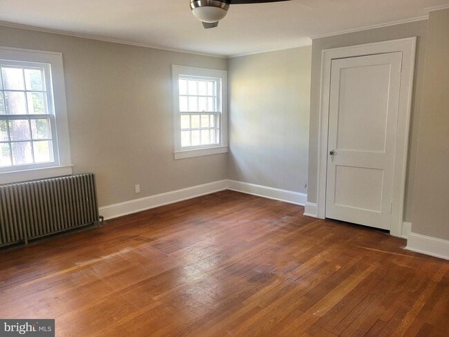 Building Photo - 905 Evergreen Ave