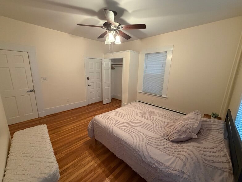 Building Photo - 67 Oak St