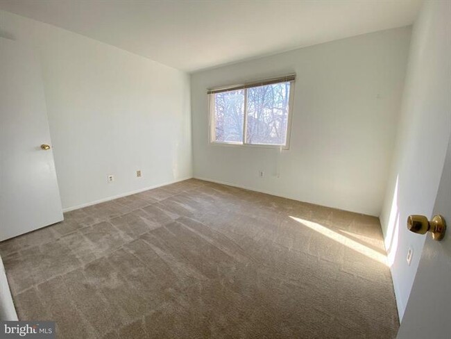 Building Photo - Spacious top-floor garden condo with updat...