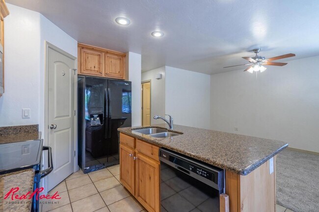 Building Photo - 3 Bedroom Townhome In Fossil Hills!
