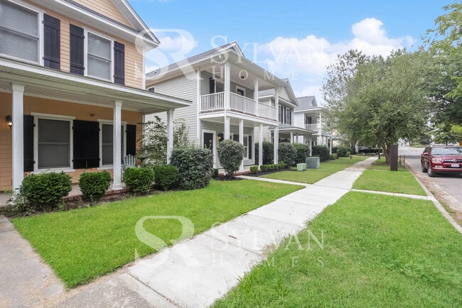 Building Photo - Charming 3 BR, 2.5 BA home awaits new residents
