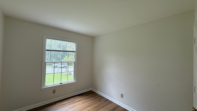 Building Photo - Newly Refreshed Rambler in Convenient Loca...