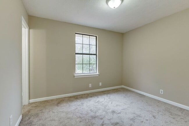 Building Photo - Beautiful Renovated Duplex in Madison