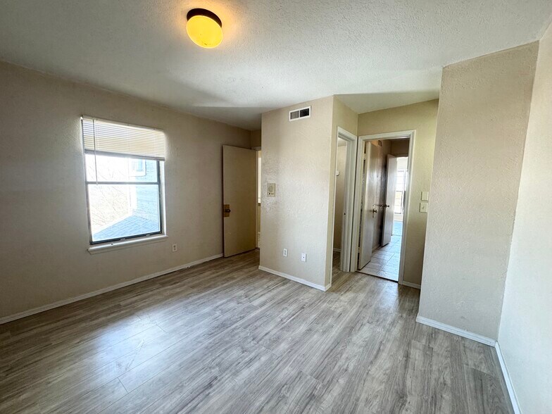 Building Photo - 401 NE 115th St