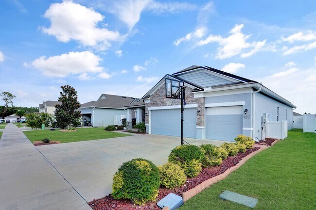 Building Photo - Gorgeous 4/3 in Newberry Corners