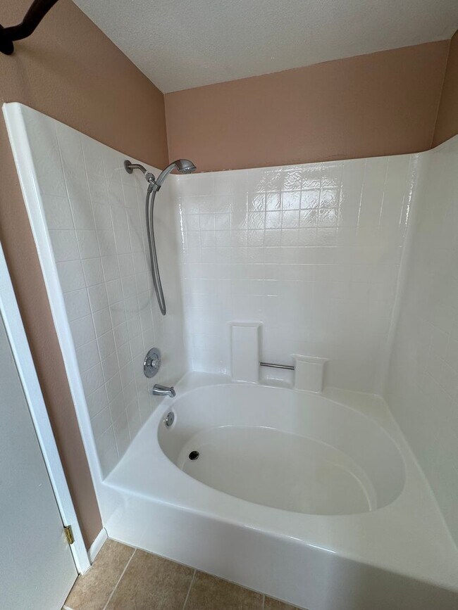 Building Photo - Move in Ready - Spacious 3 bed 2 bath Upda...