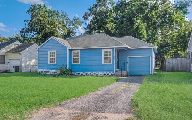 Building Photo - Newly updated 3 bed 2 bath