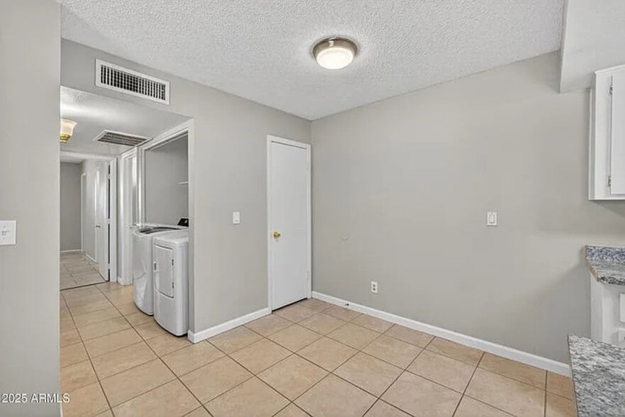 Building Photo - 860 E Brown Rd