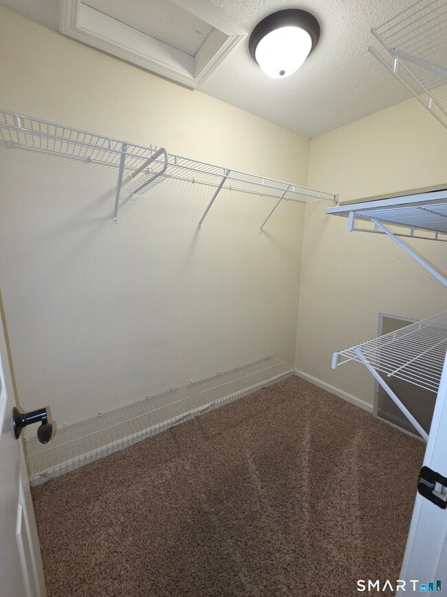 Building Photo - 12 W Meadow Ln