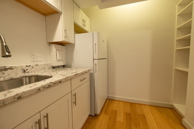 Building Photo - Historic Charm and Modern Comfort in Downt...