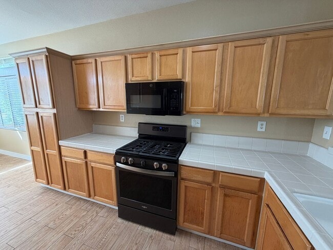 Building Photo - Lovely Three Bedroom Home