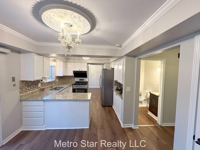 Building Photo - 1553 Lakewood Dr