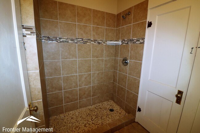 Building Photo - 1010 Ratone St