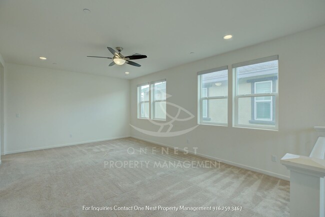 Building Photo - 4 bedroom 3 bathroom home, right next to W...