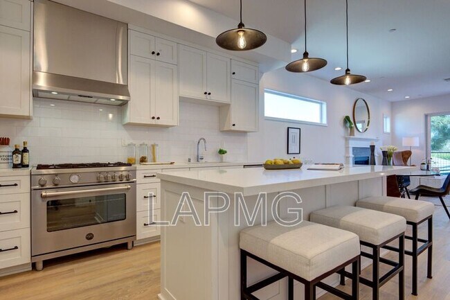 Building Photo - 6016 Comey Ave
