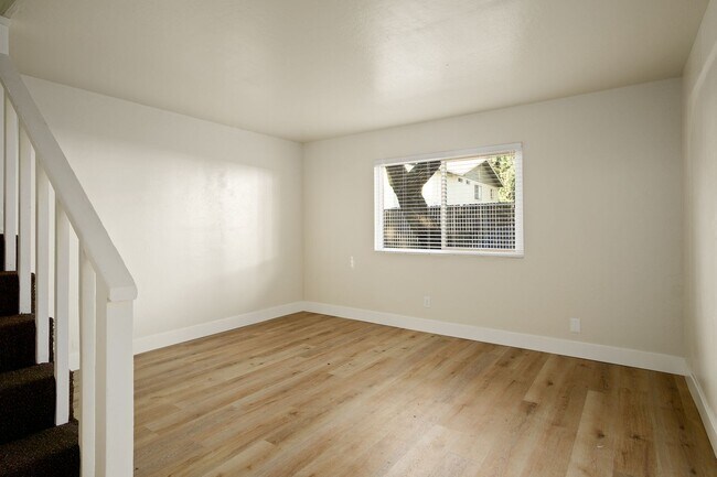Interior Photo - 1119 W Sacramento Ave