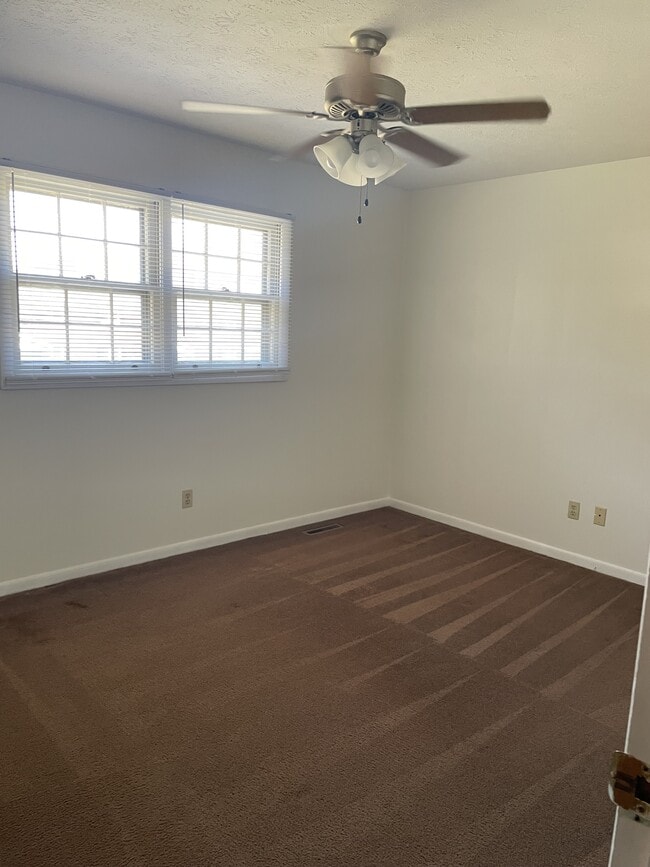 Building Photo - 624 Cross Lanes Dr