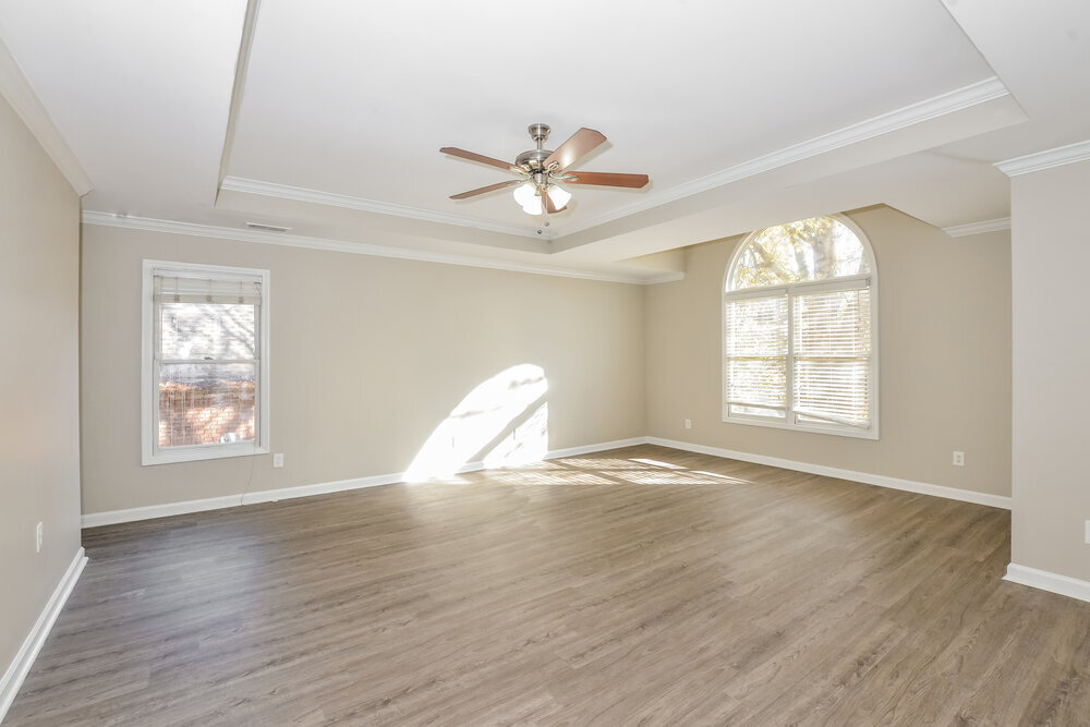 Building Photo - 8664 Meadow Green Dr