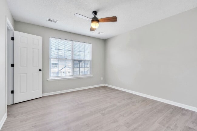 Building Photo - 2 Bedroom, 1.5 Bathroom Townhome – Granite Counters & Open Floor Plan $1400/mo rent