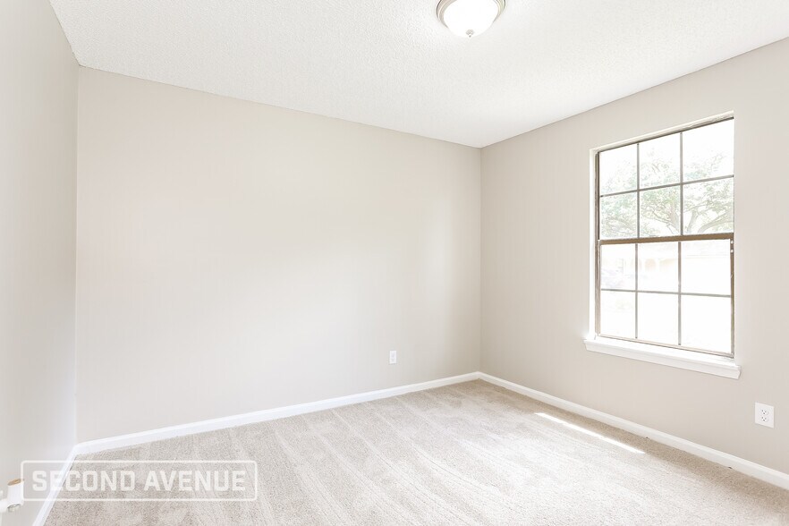 Building Photo - 8027 Sable Woods Dr N