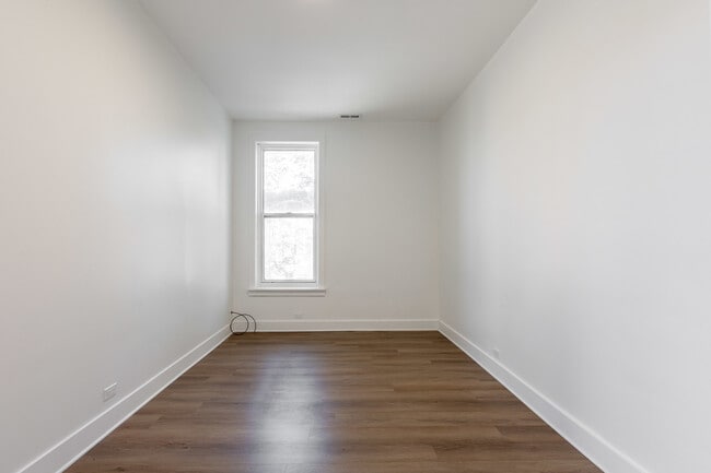 Building Photo - 3211 W Le Moyne St