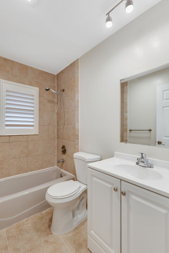 Building Photo - ** GOLDEN GATE CITY ** 3 BED + DEN / 2 BAT...