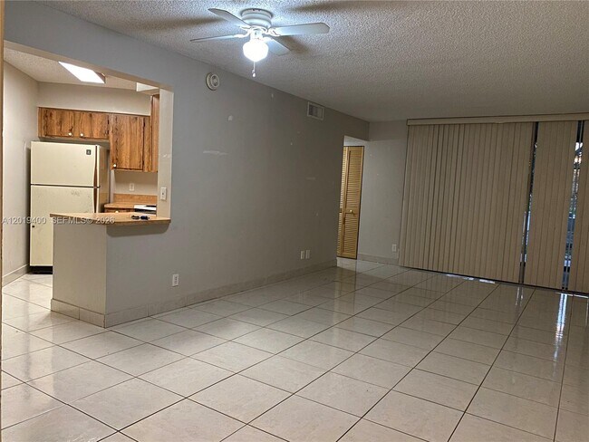 Building Photo - 210 Lake Pointe Dr