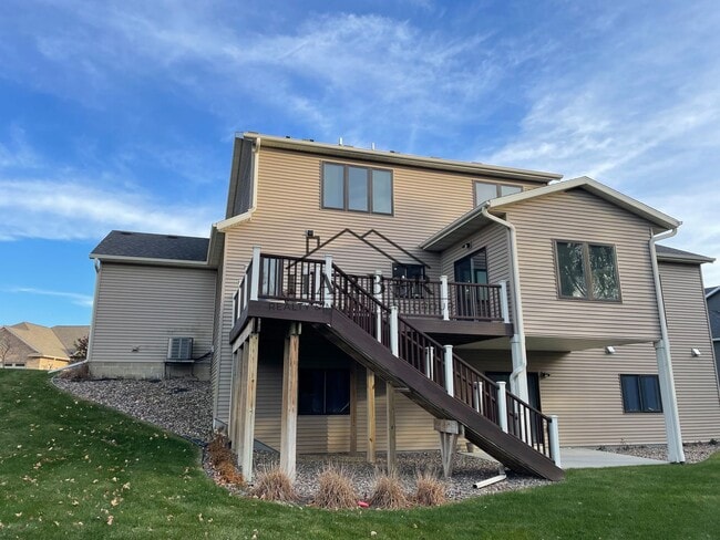 Building Photo - 2049 Kerry Dr NE