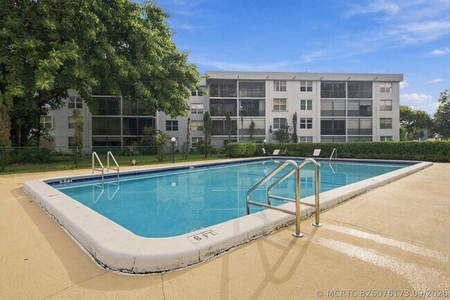 Building Photo - 113 Royal Pk Dr