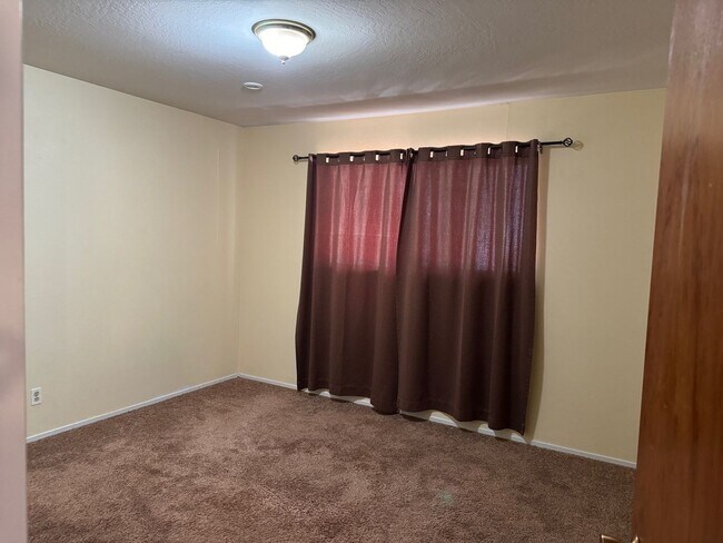 Building Photo - 574 Koru St