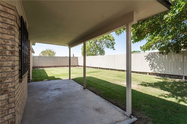 Building Photo - 701 El Parque Dr