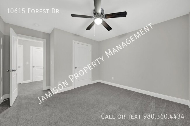 Building Photo - 10615 Forest Dr