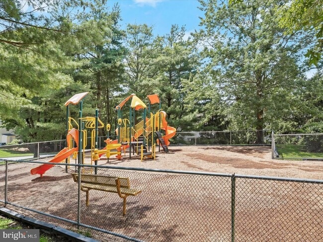 Building Photo - Beautiful End Unit Townhome in Bluffs At Deep Creek!