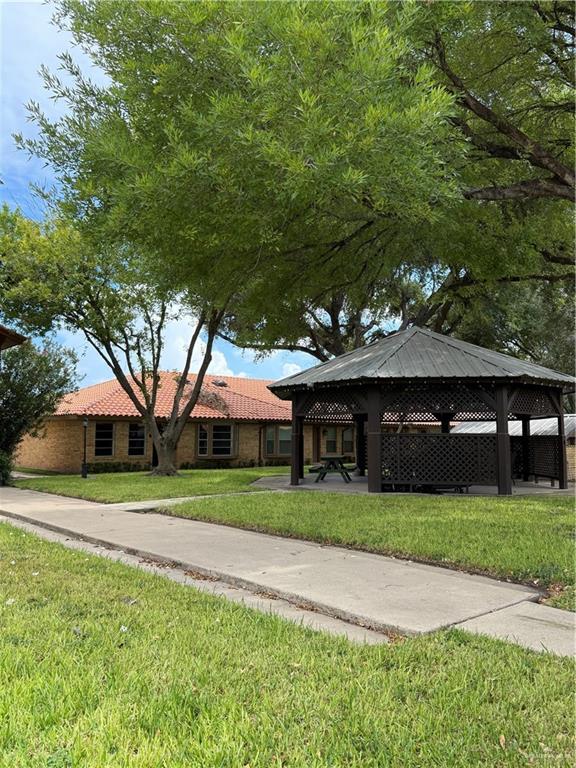 Building Photo - 900 E Dallas Ave